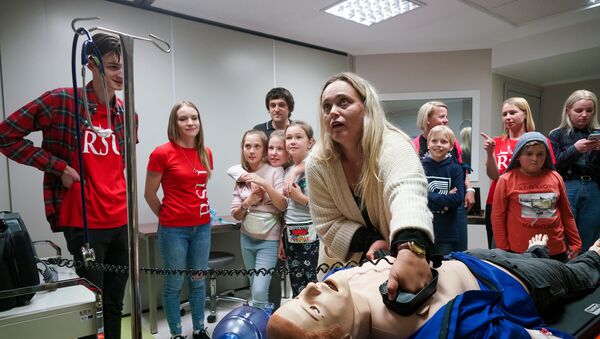 Студенты-реаниматологи на муляжах показывали как делать массаж сердца - Sputnik Латвия