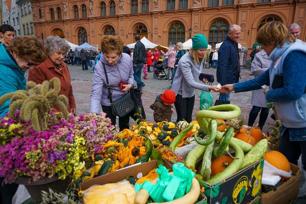 А горожане в День Микелиса спешат на Домскую площадь, чтобы успеть купить все самое вкусное А горожане в День Микелиса спешат на Домскую площадь, чтобы успеть купить все самое вкусное - Sputnik Латвия