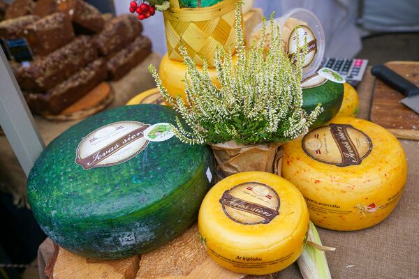 Вот такой красивый сыр можно купить в День Микелиса на Домской площади Вот такой красивый сыр можно купить в День Микелиса на Домской площади - Sputnik Латвия