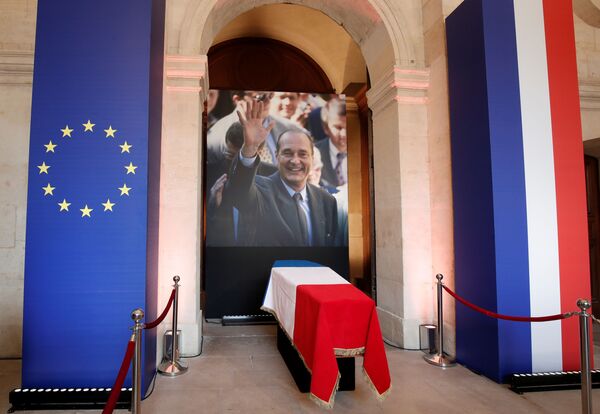 Гроб и фотография покойного экс-президента Франции Жака Ширака в Доме инвалидов - Sputnik Латвия