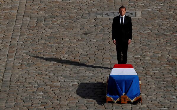 Президент Франции Эммануэль Макрон перед гробом покойного Жака Ширака  - Sputnik Латвия