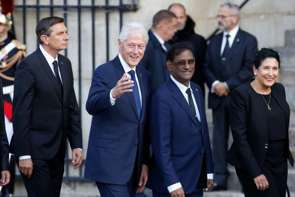 Бывший президент США Билл Клинтон прибывает в церковь Сен-Сюльпис на церемонию прощания с бывшим президентом Франции Жаком Шираком Бывший президент США Билл Клинтон прибывает в церковь Сен-Сюльпис на церемонию прощания с бывшим президентом Франции Жаком Шираком - Sputnik Латвия