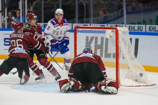 Армеец Артем Зуб открывает счет в матче регулярного чемпионата КХЛ между Динамо (Рига) и СКА - Sputnik Латвия