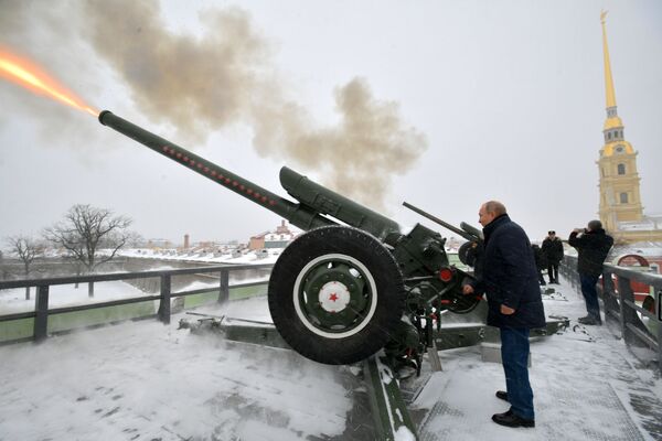 Владимир Путин производит выстрел из пушки во время прогулки по Петропавловской крепости - Sputnik Латвия