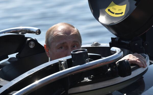 Президент РФ Владимир Путин перед началом погружения, для осмотра подводной лодки Щ-308 Семга, затонувшей во время Великой Отечественной войны, в батискафе на дно Финского залива - Sputnik Латвия
