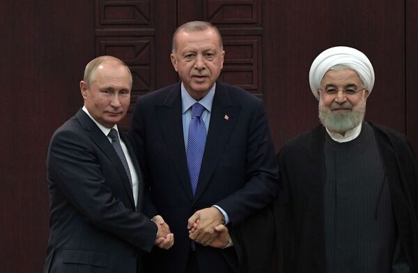 Президенты России, Турции и Ирана Владимир Путин, Реджеп Тайип Эрдоган и Хасан Рухани на совместной пресс-конференции в Турции Президенты России, Турции и Ирана Владимир Путин, Реджеп Тайип Эрдоган и Хасан Рухани на совместной пресс-конференции в Турции - Sputnik Латвия