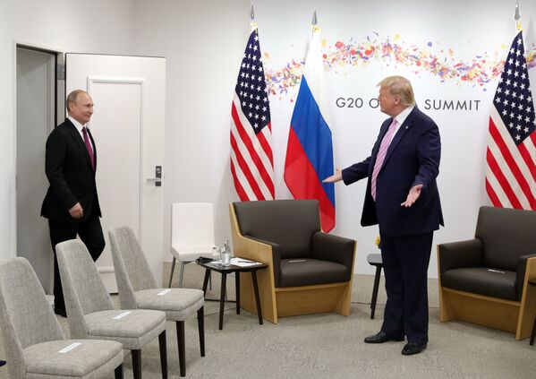 Президент РФ Владимир Путин и президент США Дональд Трамп во время встречи на полях саммита Группы двадцати в Осаке - Sputnik Латвия
