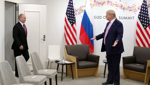 Президент РФ Владимир Путин и президент США Дональд Трамп во время встречи на полях саммита Группы двадцати в Осаке - Sputnik Латвия