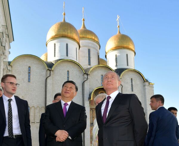 Председатель КНР Си Цзиньпин и президент России Владимир Путин во время экскурсии по Кремлю Председатель КНР Си Цзиньпин и президент России Владимир Путин во время экскурсии по Кремлю - Sputnik Латвия