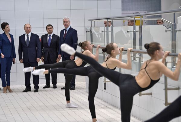 Президент РФ В. Путин посетил Олимпийский центр синхронного плавания А.Давыдовой - Sputnik Латвия