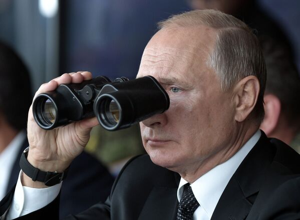 Президент РФ Владимир Путин наблюдает за проведением основного этапа стратегического командно-штабного учения Центр-2019 на полигоне Донгуз - Sputnik Латвия
