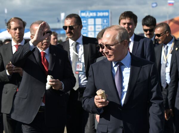 Президент РФ Владимир Путин и президент Турции Реджеп Тайип Эрдоган с мороженым во время посещения Международного авиакосмического салона МАКС-2019 - Sputnik Латвия