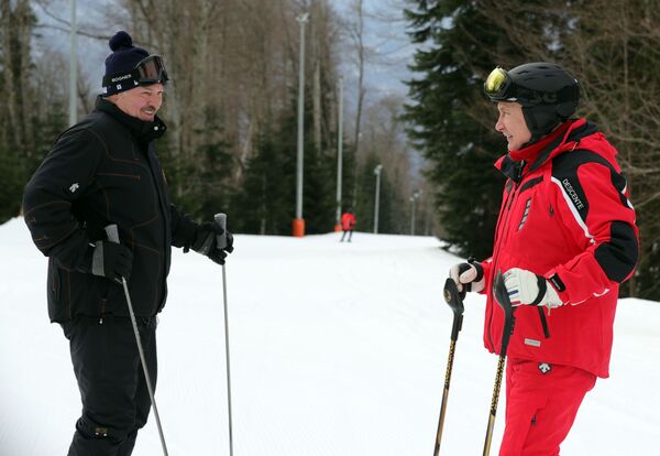 Президент Белоруссии Александр Лукашенко и президент РФ Владимир Путин во время катания на лыжах в Сочи - Sputnik Латвия