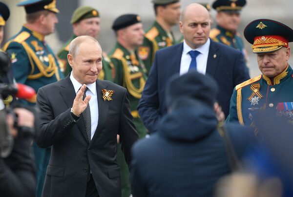 Президент РФ Владимир Путин на Параде Победы на Красной площади - Sputnik Латвия