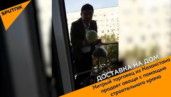 Хитрый торговец из Казахстана продает овощи с помощью строительного крана - Sputnik Латвия