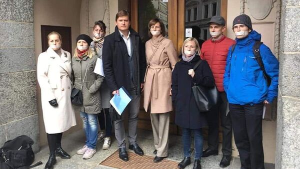 Флешмоб русских родителей у входа в министерство образования - Sputnik Latvija