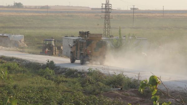 Бронеавтомобиль Kirpi вооруженных сил Турции в районе Акчакале на турецко-сирийской границе - Sputnik Latvija