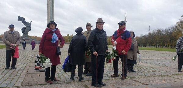 Rīdzinieki iet pie pieminekļa Atbrīvotājiem: 75 gadi Latvijas atbrīvošanai no nacistiem Rīdzinieki iet pie pieminekļa Atbrīvotājiem: 75 gadi Latvijas atbrīvošanai no nacistiem - Sputnik Latvija