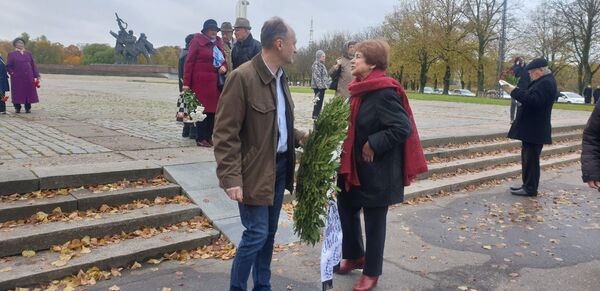 Rīdzinieki iet pie pieminekļa Atbrīvotājiem: 75 gadi Latvijas atbrīvošanai no nacistiem Rīdzinieki iet pie pieminekļa Atbrīvotājiem: 75 gadi Latvijas atbrīvošanai no nacistiem - Sputnik Latvija