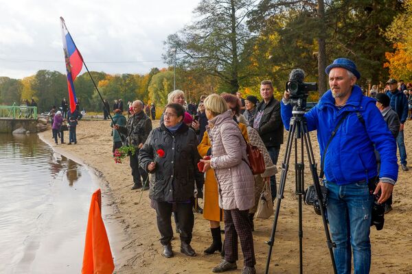 Реконструкция форсирования Киш-озера советскими войсками в день 75-годовщины освобождения Риги от немецко-фашистских захватчиков. Участников форсиррования на берегу встречают рижане. Реконструкция форсирования Киш-озера советскими войсками в день 75-годовщины освобождения Риги от немецко-фашистских захватчиков. Участников форсиррования на берегу встречают рижане. - Sputnik Латвия