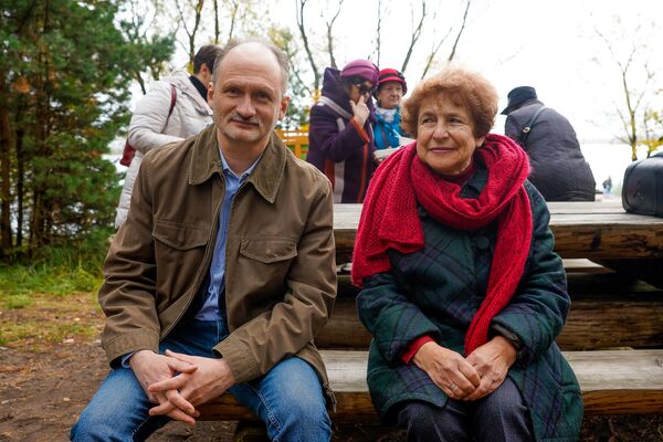 Реконструкция форсирования Киш-озера советскими войсками в день 75-годовщины освобождения Риги от немецко-фашистских захватчиков. Мирослав Митрофанов и Татьяна Жданок. Реконструкция форсирования Киш-озера советскими войсками в день 75-годовщины освобождения Риги от немецко-фашистских захватчиков. Мирослав Митрофанов и Татьяна Жданок. - Sputnik Латвия