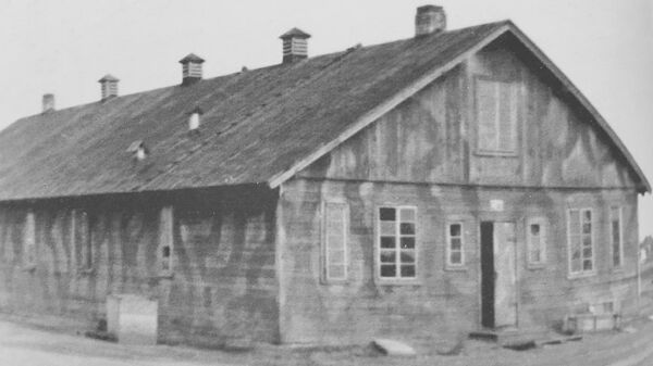 Уцелевший барак в сожженном лагере Саласпилс. Осень 1944 года Уцелевший барак в сожженном лагере Саласпилс. Осень 1944 года - Sputnik Латвия