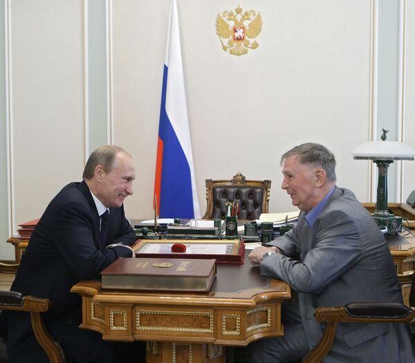 Премьер-министр РФ Владимир Путин поздравил великого хоккейного тренера Виктора Тихонова с юбилеем - Sputnik Латвия