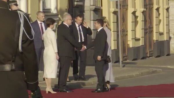 Хотите узнать, как президента Украины встретили в Латвии? Смотрите видео - Sputnik Латвия