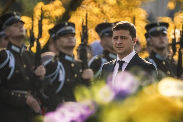 Левитс сказал, что Латвия Крым не признает, и отправился к памятнику Свободы Левитс сказал, что Латвия Крым не признает, и отправился к памятнику Свободы - Sputnik Латвия