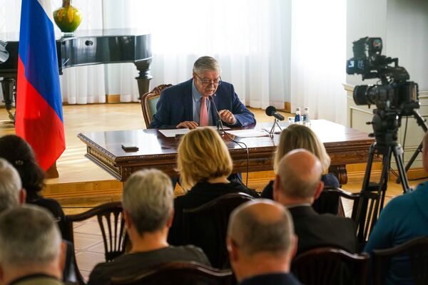 Пресс-конференция посла РФ: зачем из героев делают беженцев Пресс-конференция посла РФ: зачем из героев делают беженцев - Sputnik Латвия