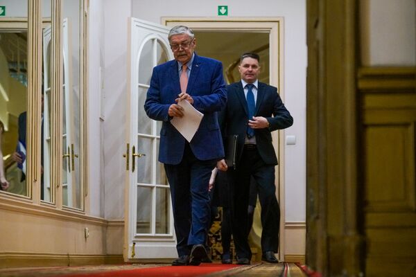 Пресс-конференция посла РФ: зачем из героев делают беженцев Пресс-конференция посла РФ: зачем из героев делают беженцев - Sputnik Латвия