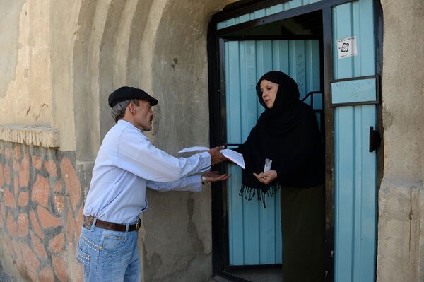 Афганский почтальон Мохаммад Рахим доставляет письма жителям одного из районом Кабула - Sputnik Латвия