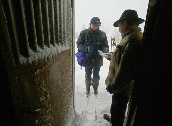 Почтальон во время доставки почты жителям Маркштейн в горах Вогезы во Франции во время снежного бурана - Sputnik Латвия