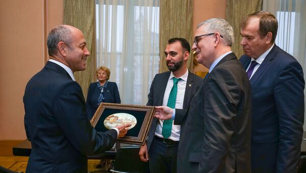 Петербургскую делегацию во главе с вице-губернатором Санкт-Петербурга Владимиром Княгининым в Ратуше принял председатель Рижской думы Олег Буров - Sputnik Латвия