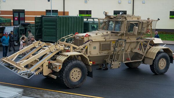 Торжественная церемония передачи Земессардзе от США средств разминирования Husky - Sputnik Латвия