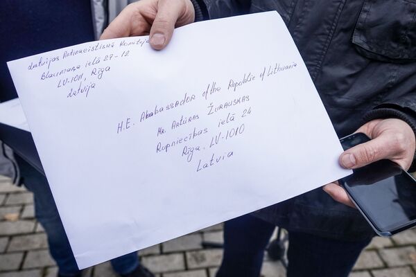 Освободите узника совести: антинацисты в Риге провели пикет в защиту Палецкиса Освободите узника совести: антинацисты в Риге провели пикет в защиту Палецкиса - Sputnik Латвия