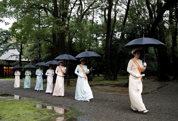 Наследная принцесса Японии Кико и другие члены королевской семьи прибывают на место церемонии - Sputnik Латвия