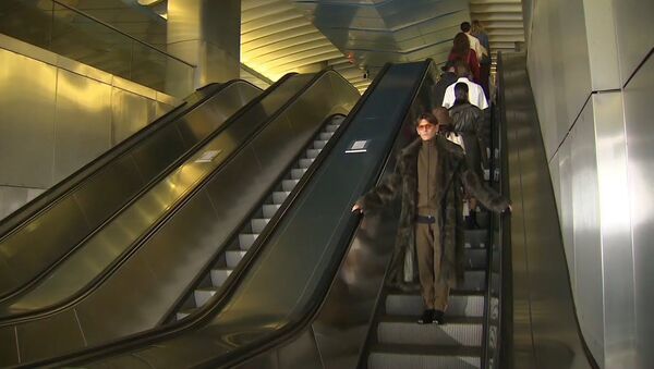 Российские звезды спустились в метро Москвы! Смотрите видео со станции Деловой центр - Sputnik Латвия