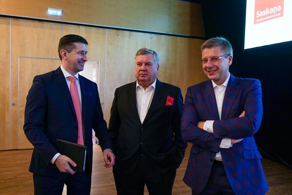 Домбровский рассказал, когда покинет Согласие и как преодолеть отсталость Латвии Домбровский рассказал, когда покинет Согласие и как преодолеть отсталость Латвии - Sputnik Латвия