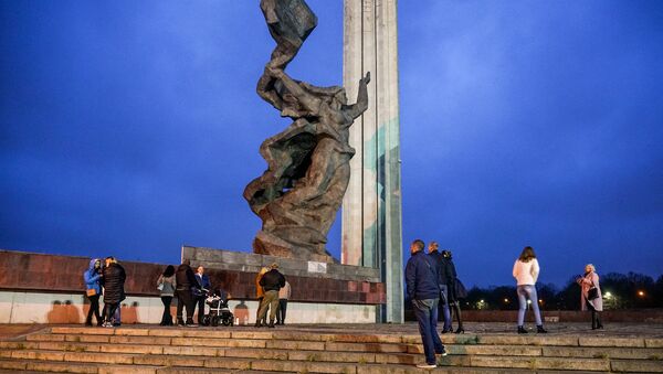 Общественники собрались, чтобы смыть надпись оккупанты с памятника Освободителям Риги - Sputnik Latvija