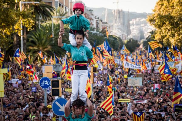 Protesti Barselonā: sestdien ielās izgāja aptuveni 350 tūkstoši cilvēku Protesti Barselonā: sestdien ielās izgāja aptuveni 350 tūkstoši cilvēku - Sputnik Latvija