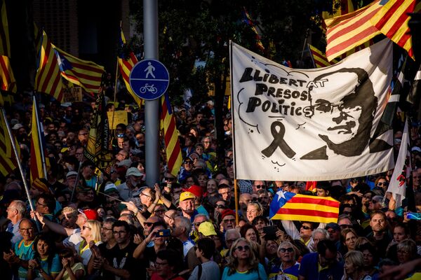 Protesti Barselonā: sestdien ielās izgāja aptuveni 350 tūkstoši cilvēku Protesti Barselonā: sestdien ielās izgāja aptuveni 350 tūkstoši cilvēku - Sputnik Latvija