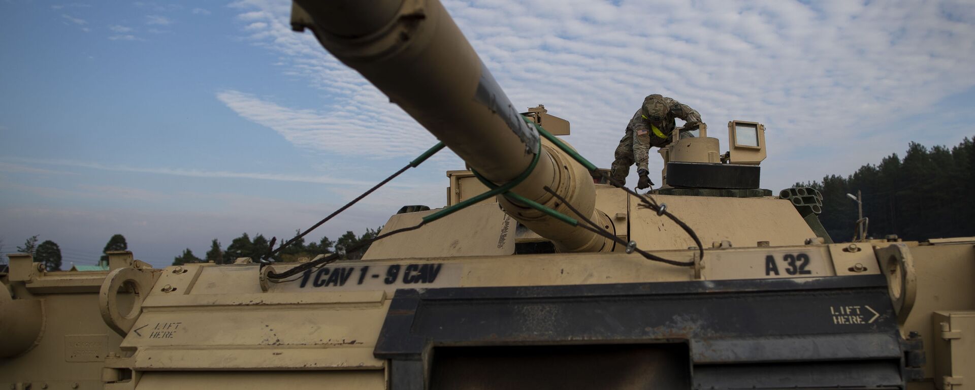 Американский военнослужащий готовит танк Abrams к разгрузке на железнодорожной станции в Литве - Sputnik Latvija, 1920, 06.02.2021