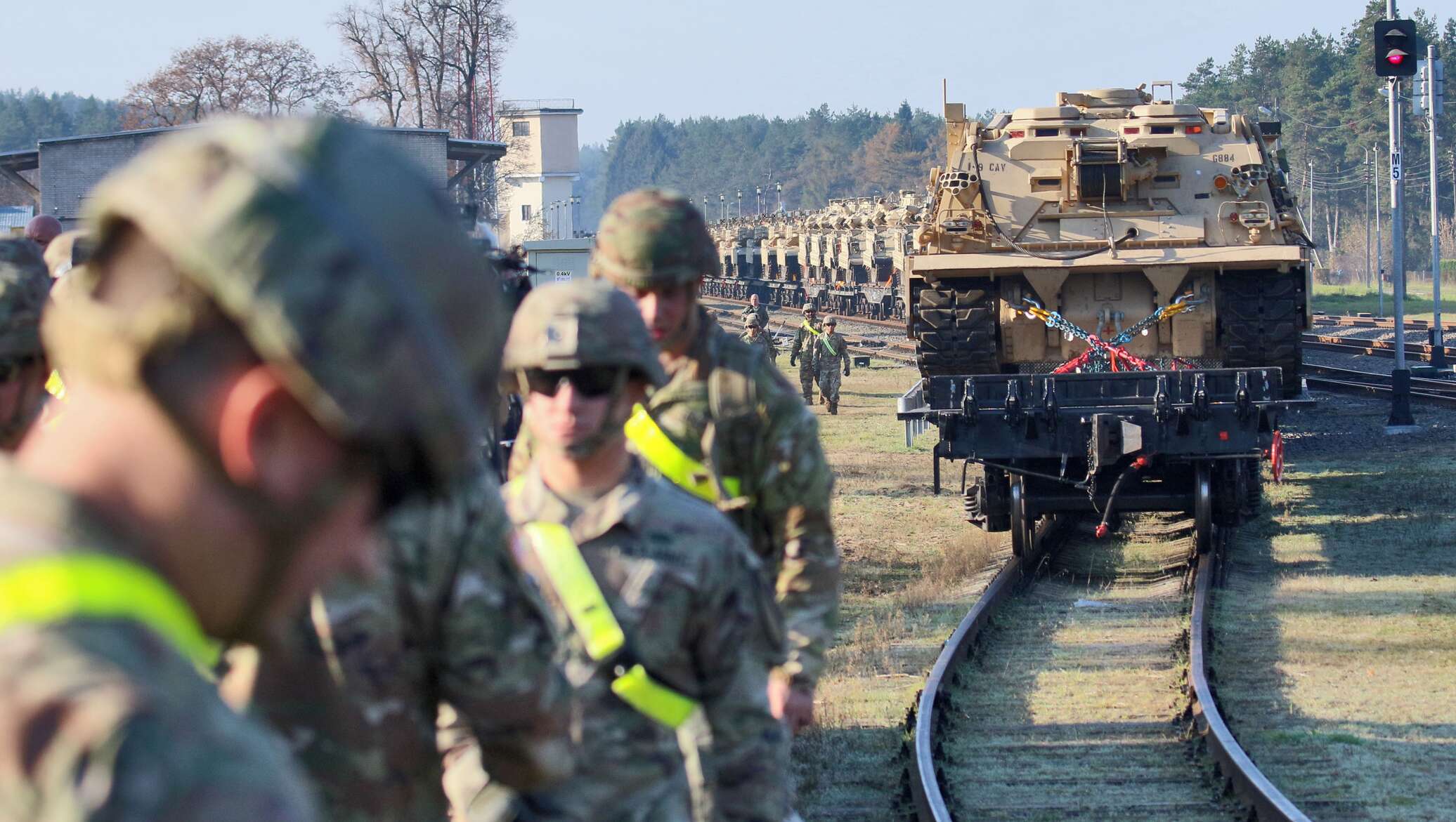 Беларусь стягивает войска к границе с украиной. Белорусский танк. Польша стягивает войска.