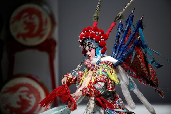 Выступление танцовщицы Пекинской оперы на показе коллекции основателя модной марки David Sylvia Hao Weimin на Неделе моды в Китае - Sputnik Латвия