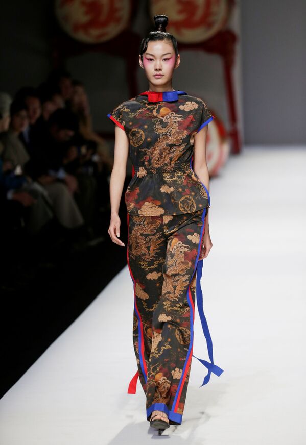 Показ коллекции основателя модной марки David Sylvia Hao Weimin на Неделе моды в Китае - Sputnik Латвия