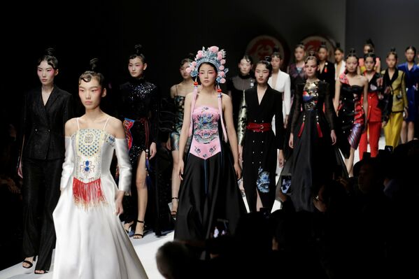 Показ коллекции основателя модной марки David Sylvia Hao Weimin на Неделе моды в Китае - Sputnik Латвия