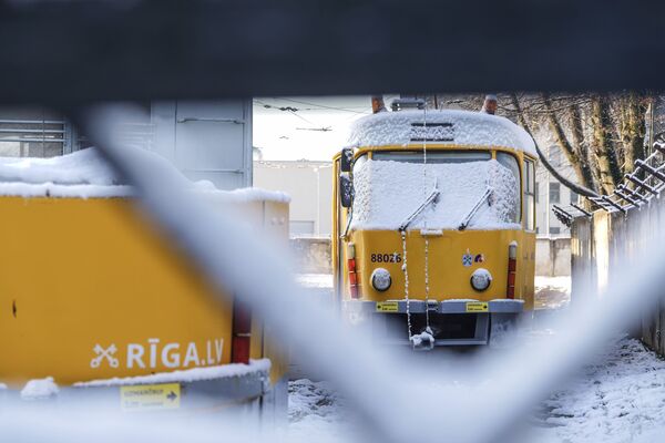 Первый снег в Риге. Трамвай - Sputnik Латвия