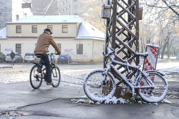 Первый снег в Риге. Велосипеды - Sputnik Латвия
