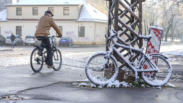 Первый снег в Риге. Велосипеды - Sputnik Latvija